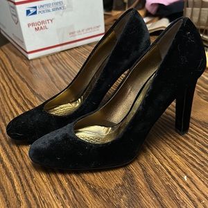 Miu Miu Black Velvet Round Toe Pumps Size 6 -   4 inches